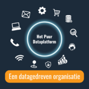 Een moderne, minimalistische coverafbeelding met een centraal, lichtgevend dataplatform in de vorm van een cirkel omringd door iconen die te maken hebben met verschillende databronnen. De achtergrond is donkerblauw wat een gevoel van connectiviteit, structuur en centrale dataopslag uitstraalt. De stijl is professioneel en technologisch, passend bij een blogpost over een dataplatform als centrale opslagbron voor alle data.