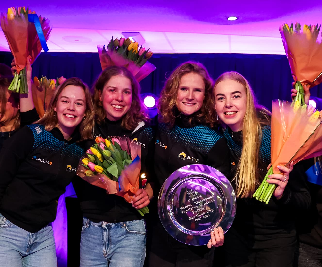 WhatsApp Image 2026-03-08 at 09.01.21 Het schaatsteam viert de overwinning met bloemen en de prijs na de Afsluiting van het Schaatsseizoen 2026.