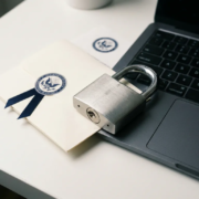 beveiliging-laptop-slot-document-bureau.jpg Stalen hangslot op laptoptoetsenbord met officieel document, symboliseert digitale gegevensbeveiliging en privacy.