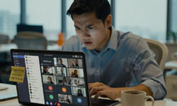 Gefrustreerde medewerker achter laptop met Microsoft Teams-dashboard, afgekoelde koffie en sticky note op bezel, modern kantoor met noordelijk daglicht.