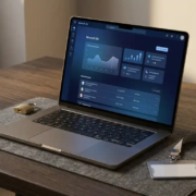 Microsoft 365-dashboard op laptop met hangslot en beveiligingsbadge op bureaublad, symboliseert digitale compliance.