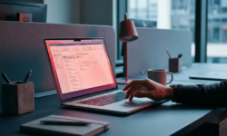 Verdachte e-mail op laptopscherm in modern kantoor, hand aarzelt boven toetsenbord, rode waarschuwingstinten in omgevingslicht.