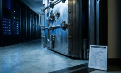 Zware stalen kluisdeur op een kier met verlichte serverruimte op de achtergrond en nalevingschecklist tegen de deurpost.