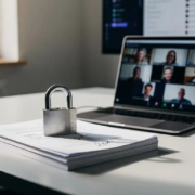 veilige-documenten-laptop-videogesprek-thuiskantoor.jpg Beveiligd hangslot op stapel ondertekende documenten naast laptop met videovergadering, modern kantoor met noordelijk daglicht.