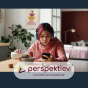 Uitgelichte afbeelding Perspektiev van en meisje op haar telefoon die ontbijt aan het eten is.