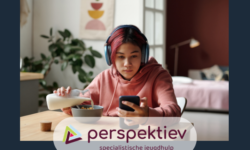 Uitgelichte afbeelding Perspektiev van en meisje op haar telefoon die ontbijt aan het eten is.