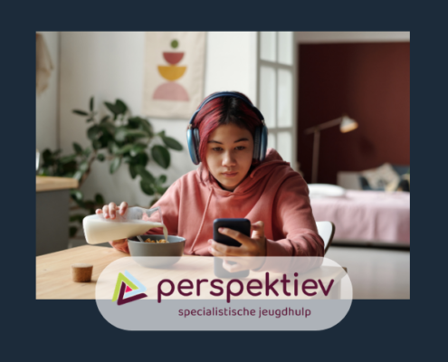 Uitgelichte afbeelding Perspektiev van en meisje op haar telefoon die ontbijt aan het eten is.