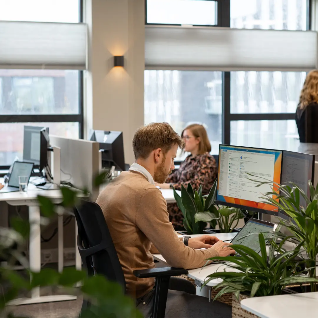 Bedrijfsapplicaties Medewerkers van Puur ICT aan het werk achter hun bureau op kantoor.