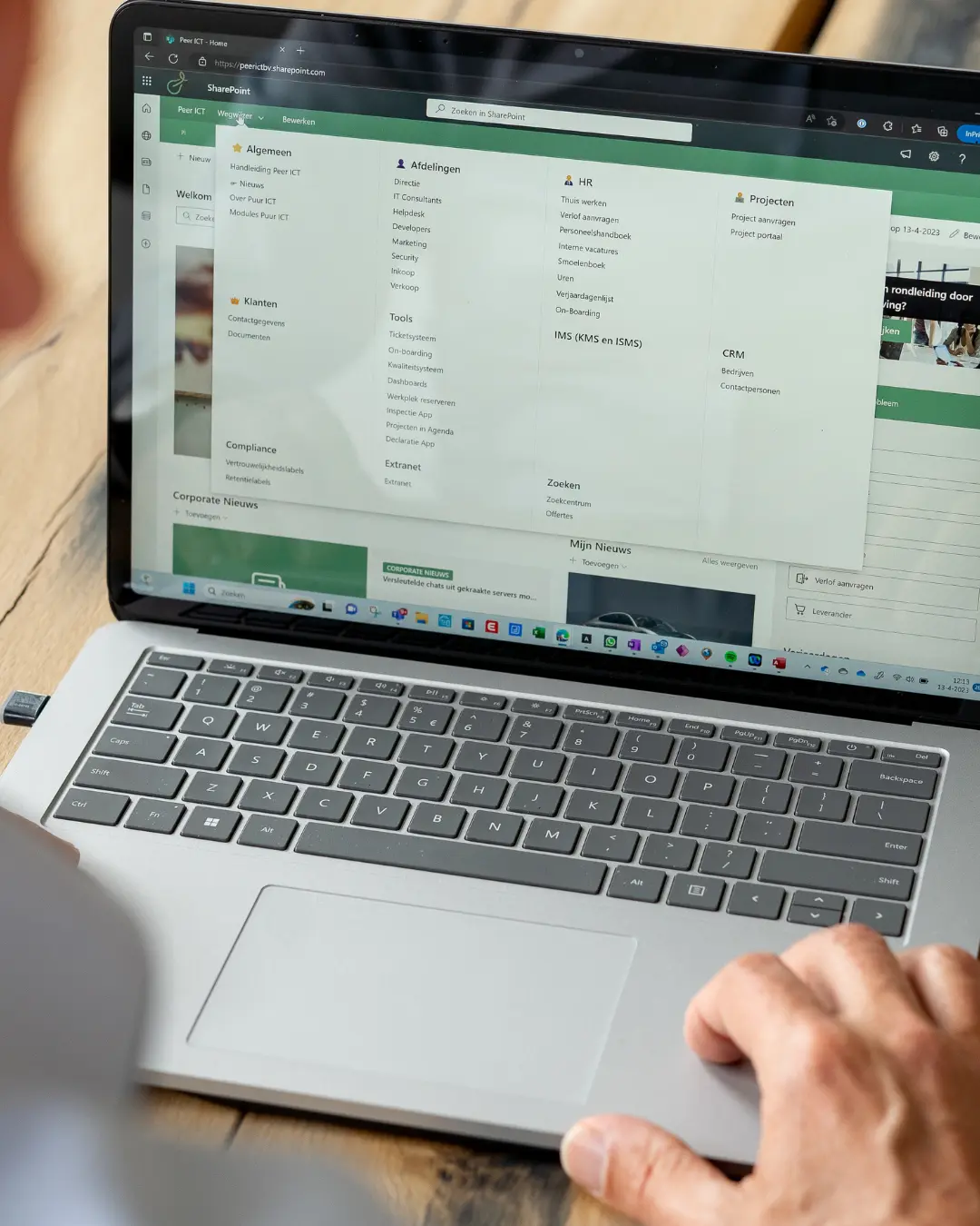 De Moderne Werkplek Een laptop met een SharePoint-omgeving zichtbaar op het scherm.